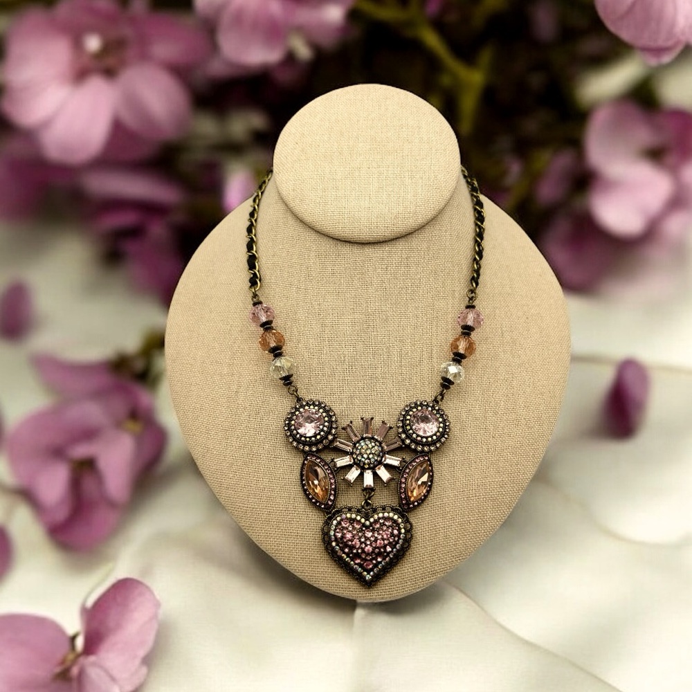 💞Betsey Johnson Vintage-Inspired Heart & Crystal Statement Necklace 💞 18-21”